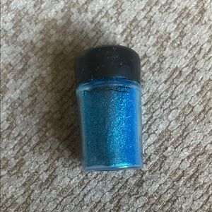 MAC Cosmetics Glitter Pigment reflects turquatic